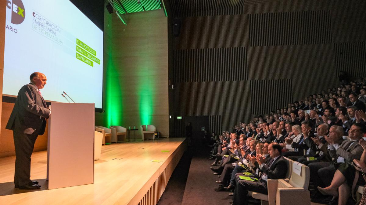 Ricardo Leal, presidente de la CEx, recibe el aplauso del empresariado regional en la celebración de los 30 años de la corporación.