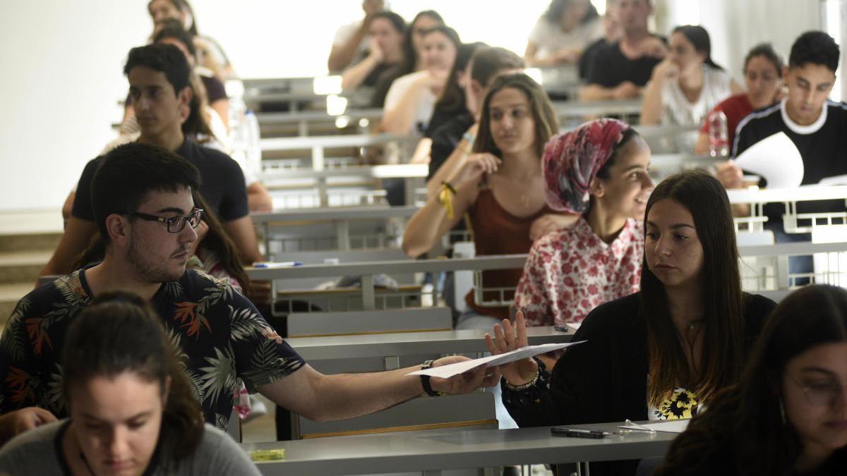 Estudiantes, antes de un examen en la Universidad de Murcia. Archivo