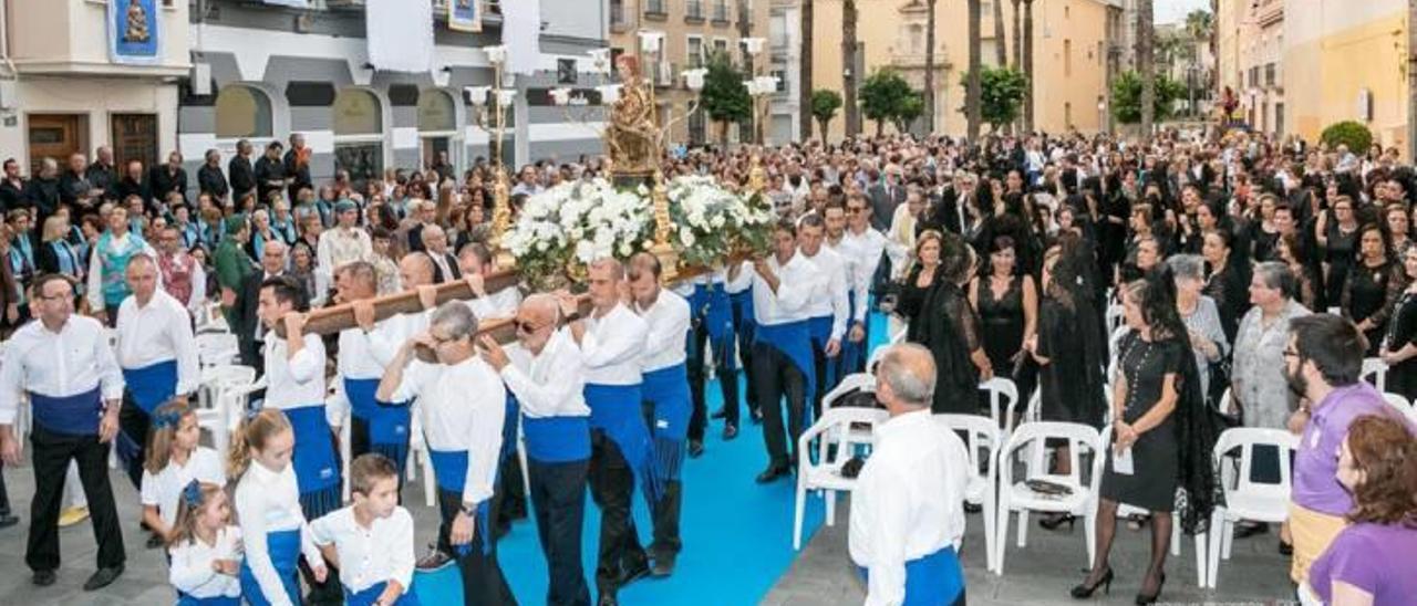 La ausencia del himno nacional en una procesión de Carlet irrita a devotos y al PP