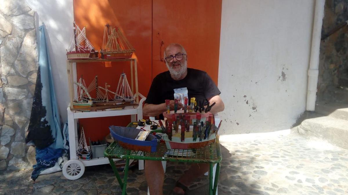 Miquel Carós, fent vaixells de fusta.