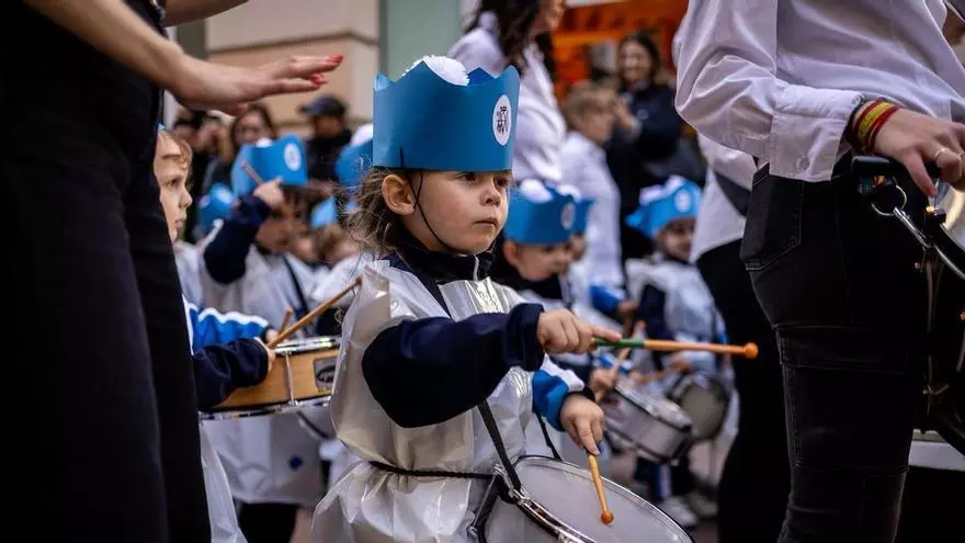 El colegio Escolapias Calasanz celebra su tradicional Procesión Infantil en Zaragoza con 150 alumnos.