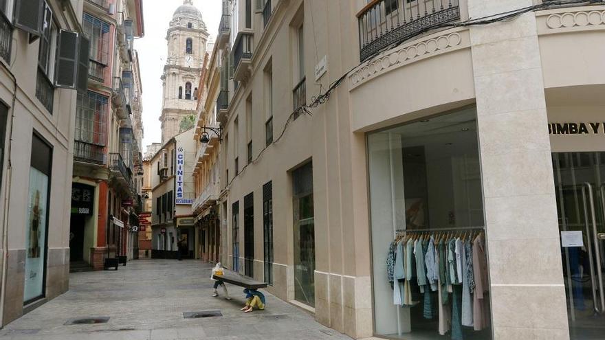 Una calle del Centro de Málaga, con todos los comercios cerrados.