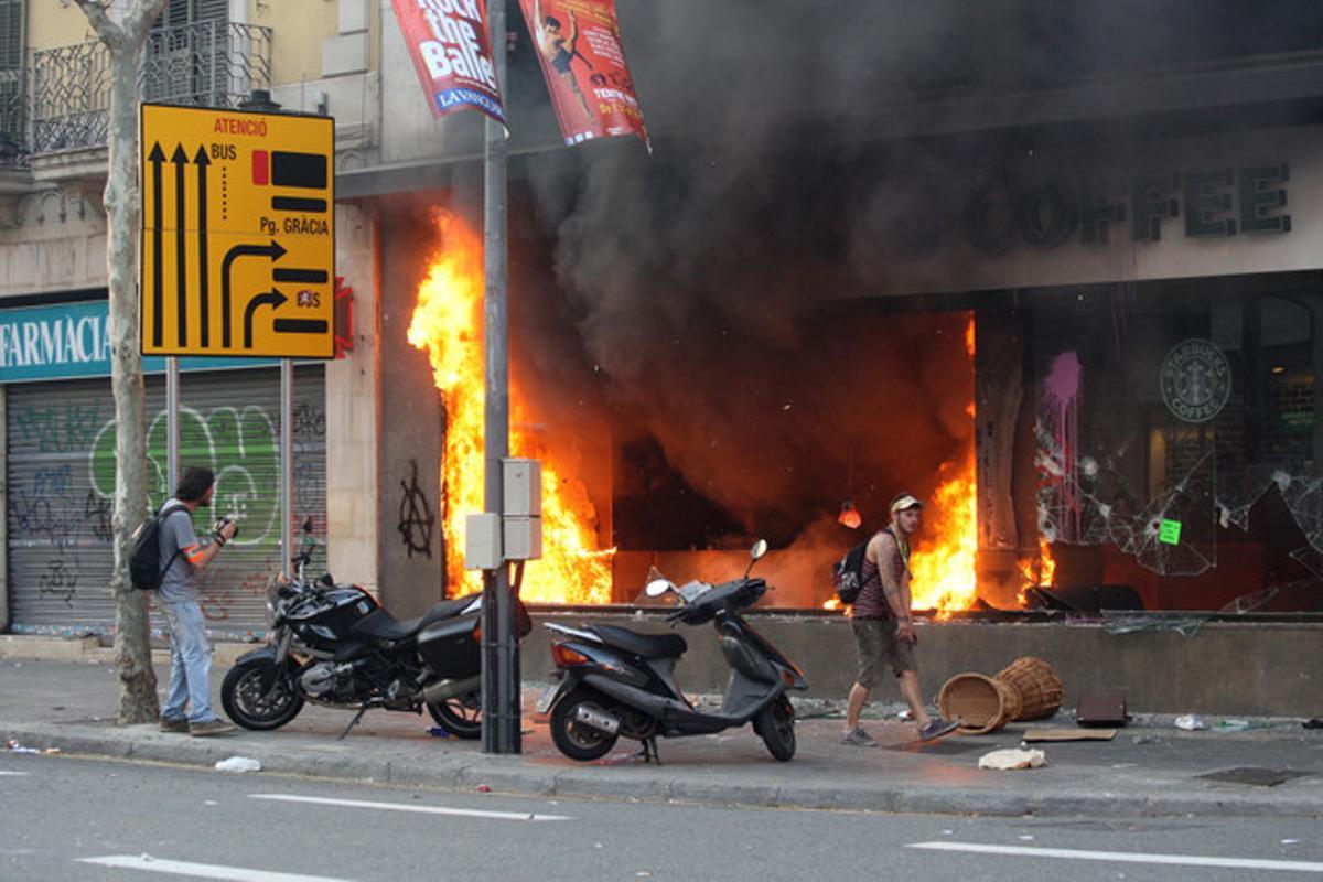 Una cafetería de la cadena Starbucks arde en el centro de Barcelona.
