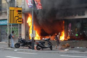 Una cafeteria de la cadena Starbucks crema al centre de Barcelona.