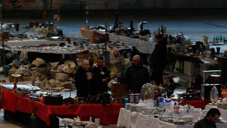 Un salón con arte étnico africano y objetos vintage