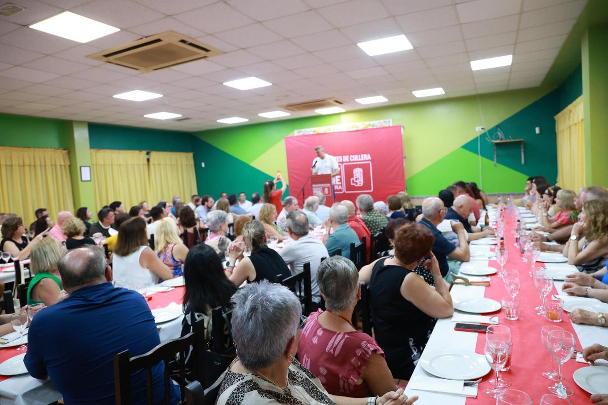 Los militantes y vecinos escuchan la intervención de Mayor.