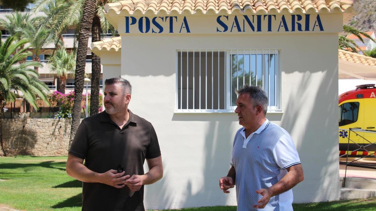 El alcalde de Cullera, Jordi Mayor, y el concejal de Playas y Servicios Urbanos, Salva Tortajada junto a una de las postas