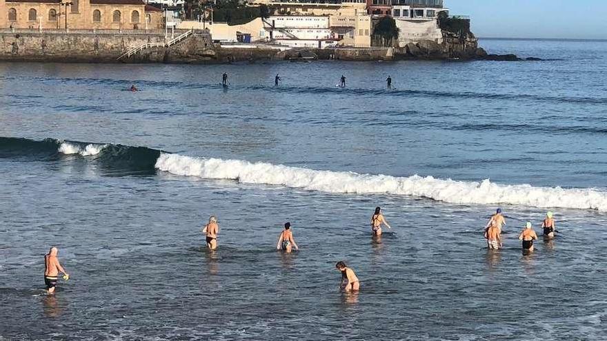 Bañistas ayer por la mañana en la playa de San Lorenzo, en Gijón.