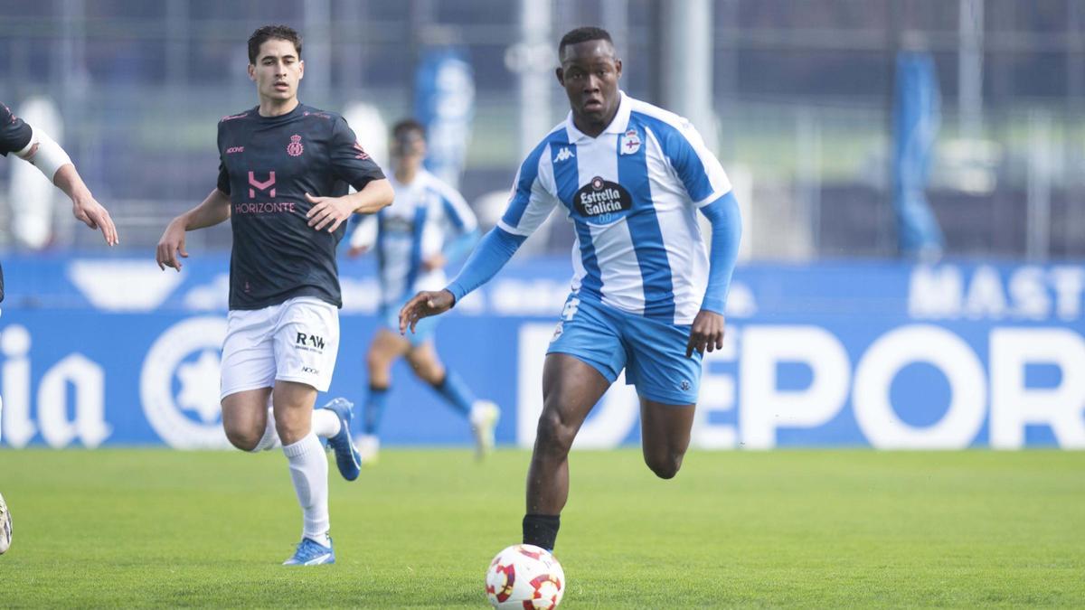 Bil Nsongo en un ataque del Fabril con el balón en los pies.