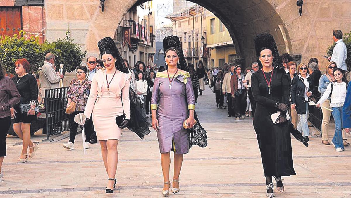Un grupo de manolas durante la procesión, camino a la Basílica.