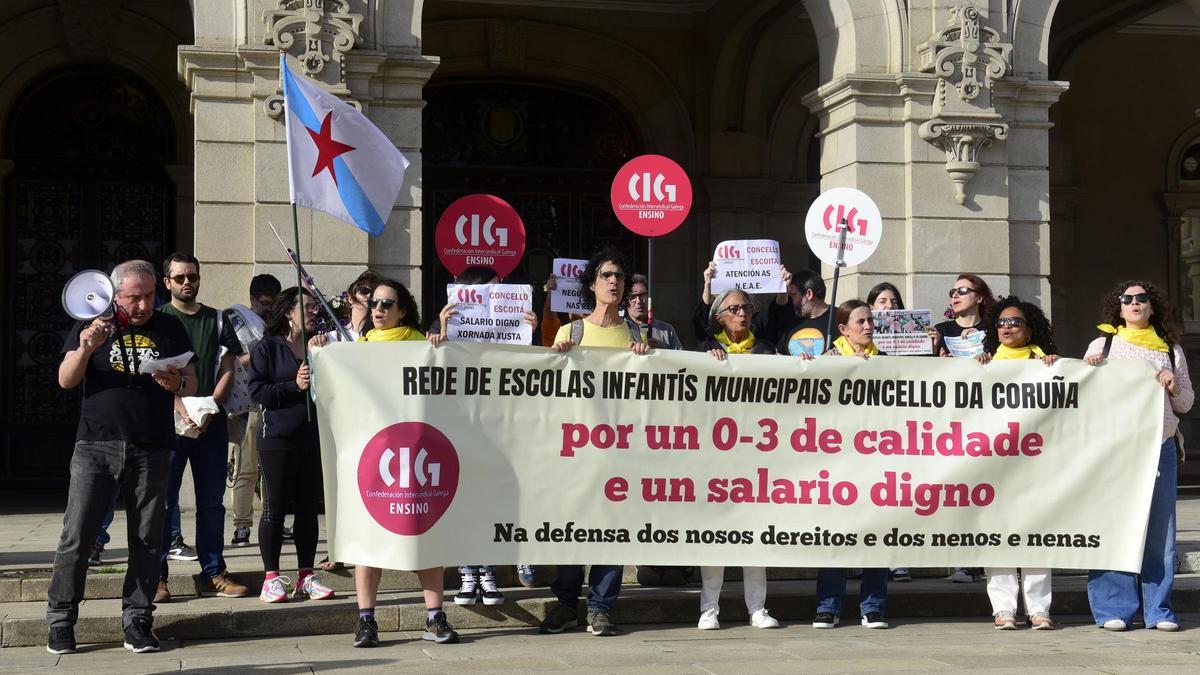 Protesta de la plantilla de las escuelas infantiles municipales de A Coruña para exigir nuevo contrato
