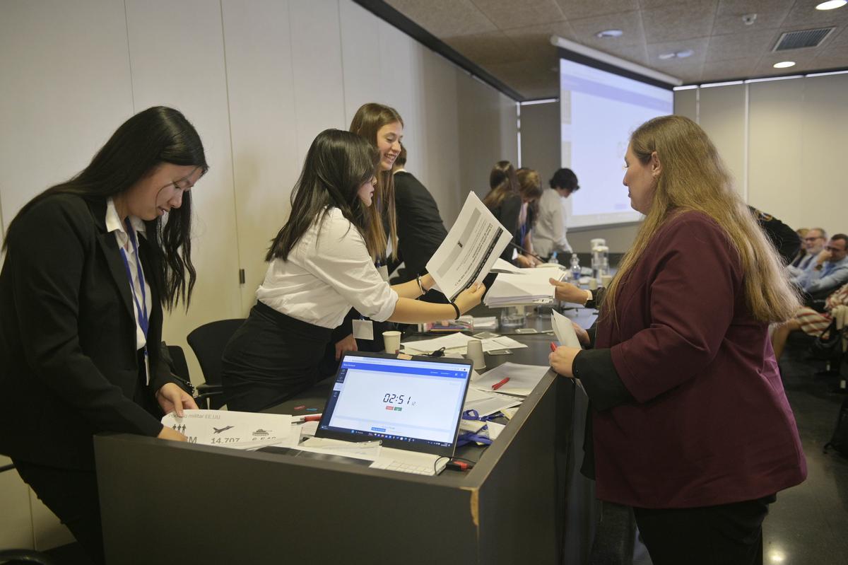 Uno de los grupos en la última fase del aula de debate