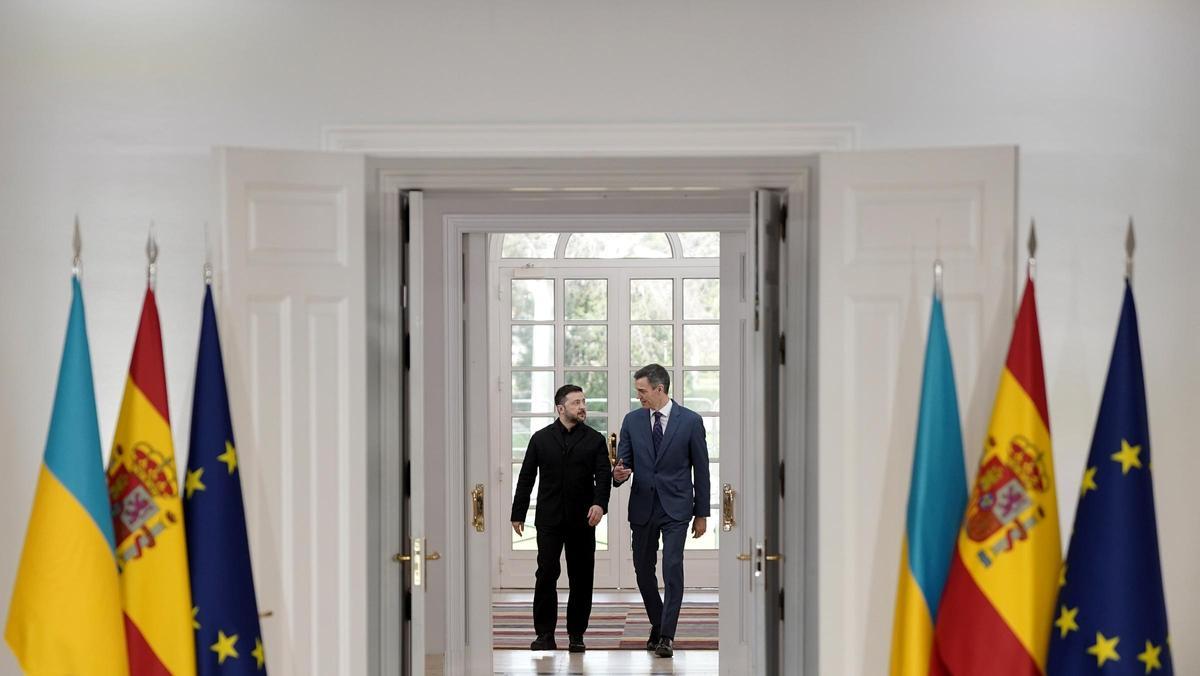 El presidente del Gobierno, Pedro Sánchez, durante el encuentro con el presidente de Ucrania, Volodímir Zelenski, en La Moncloa.