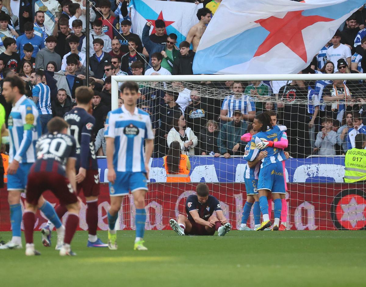 Un gol de Eddahchouri bastó para que el conjunto coruñés, muy limitado, se llevase la victoria