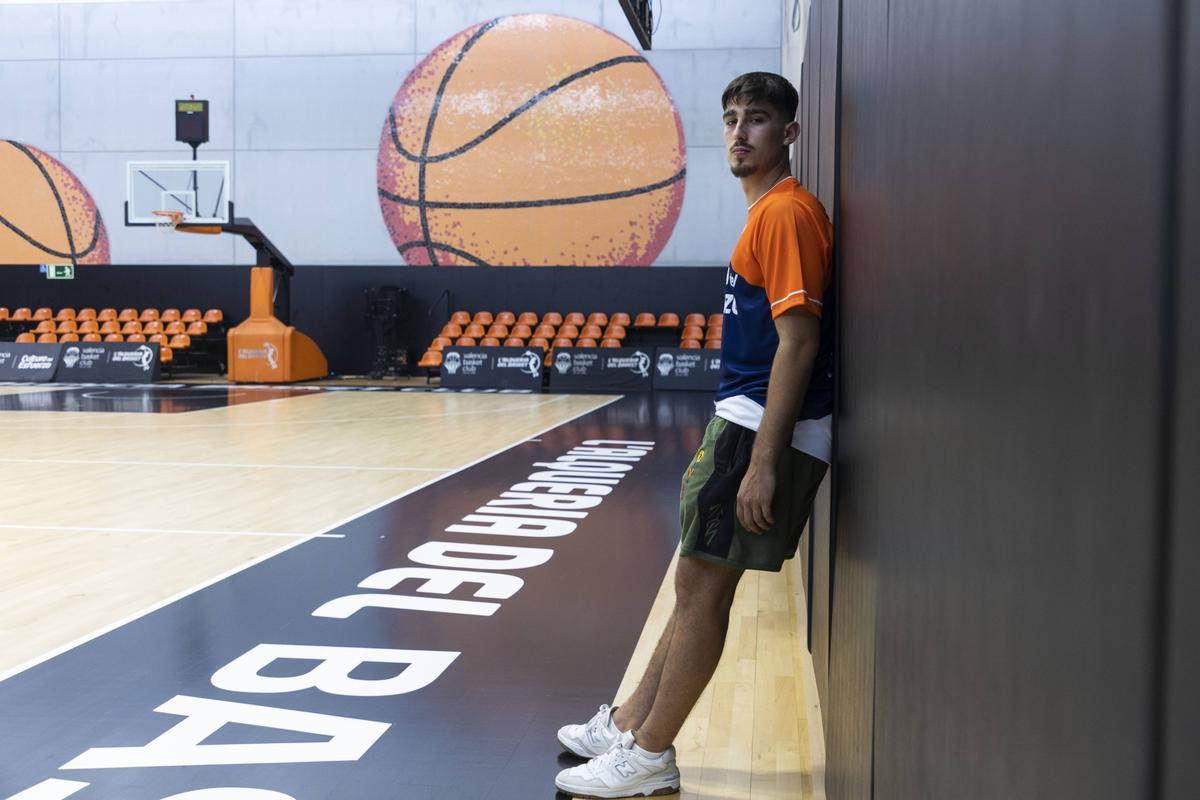 El base de Benifairó posa antes de conversar sobre su pasado, presente y futuro en el Valencia BC