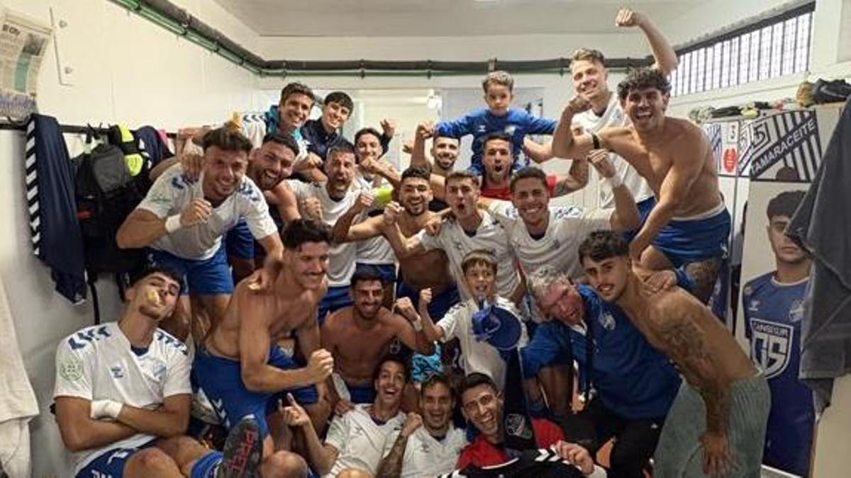 Imagen de la celebración del Tamaraceite tras ganas al San Fernando.
