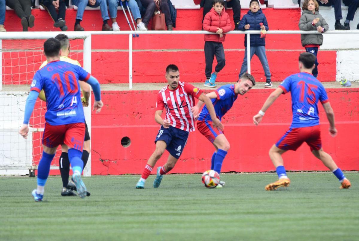 Facu Moreyra, en una acción del duelo entre el Alondras y el Betanzos. |  // GONZALO NÚÑEZ