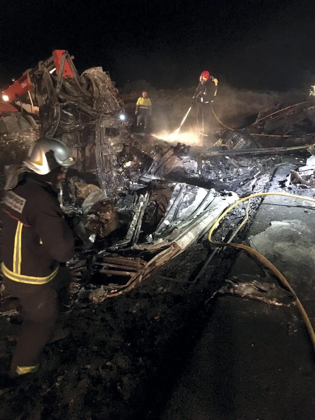 Colisión frontal de dos camiones en la N-2