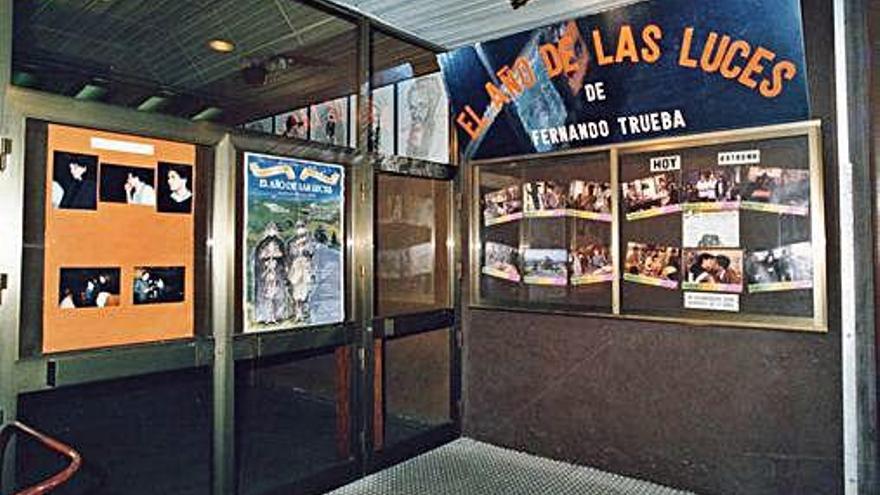 Vestíbulo exterior del cine Valle-Inclán en el estreno de la película de Fernando Trueba &#039;El año de las luces&#039;, el 7 de enero de 1987.