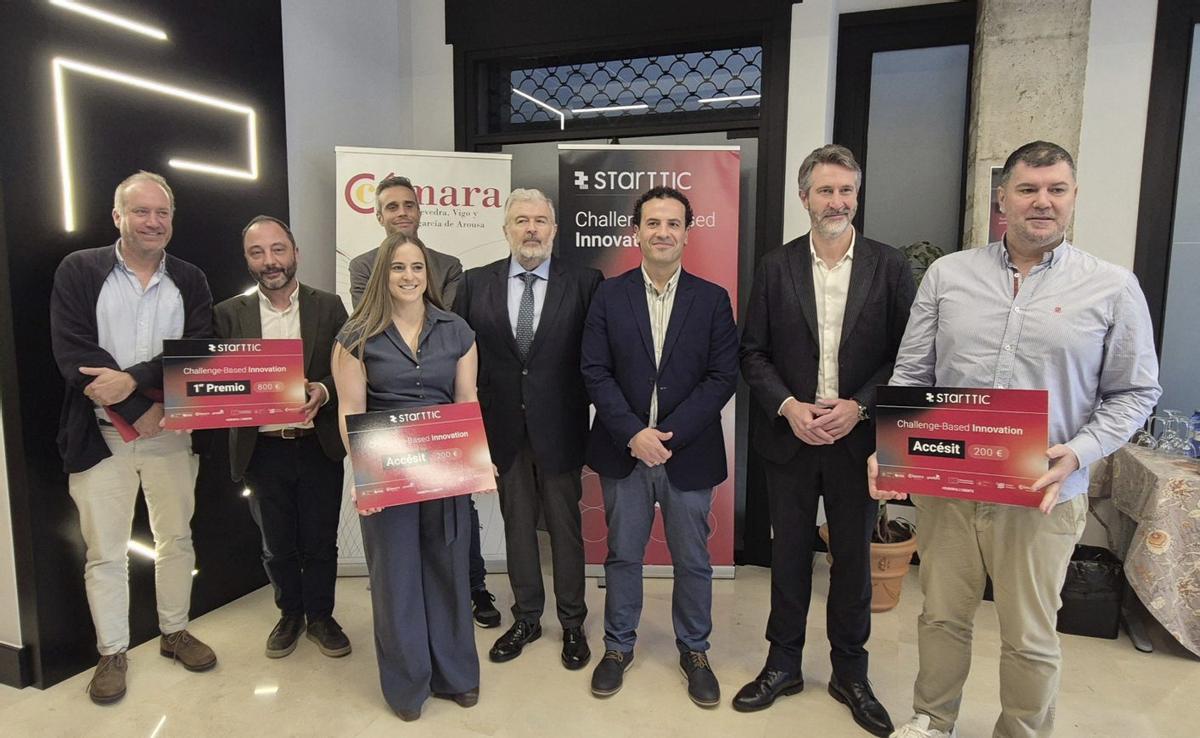 Desde la izquierda, con los carteles de ganadores, Alfonso Méndez, Sara Ruadas y Rubén Navarro. | FDV