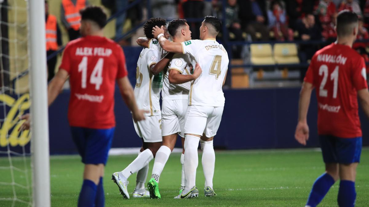 Los jugadores del Elche celebran con Ponce el primer gol del partido