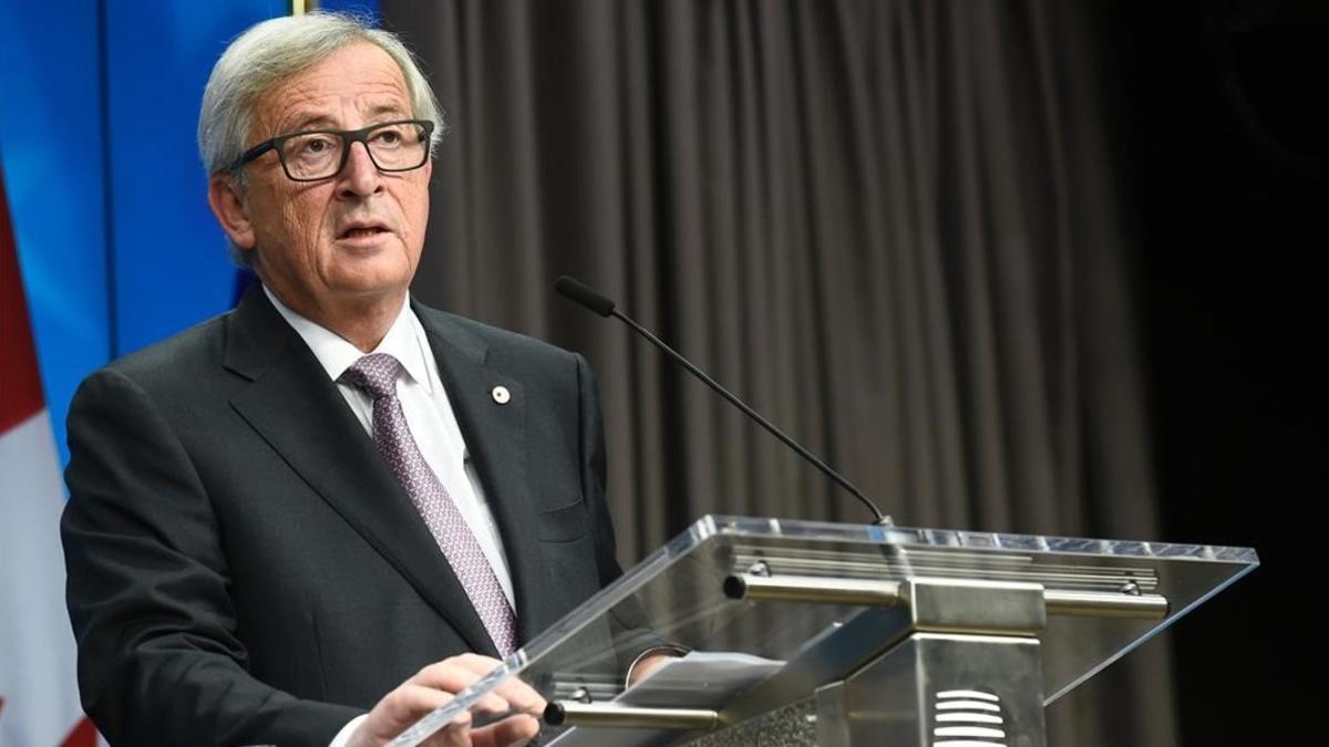 Juncker habla tras la firma del acuerdo comercial con Canadá, en Bruselas, el 30 de octubre.