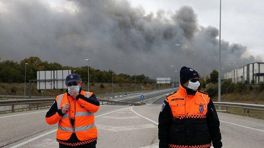 El incendio de la planta de Campofrío está controlado pero tardará días en extinguirse