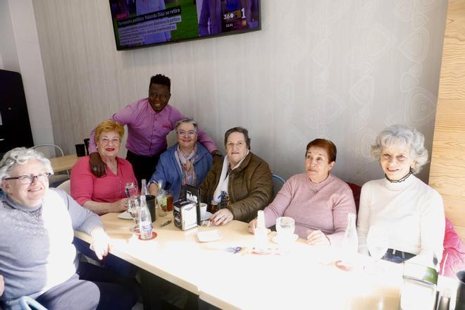 De Senegal a El Llano: El hostelero que suma su tercer bar en Gijón y apuesta por “para dar la oportunidad que a mí me dieron” (en imágenes)