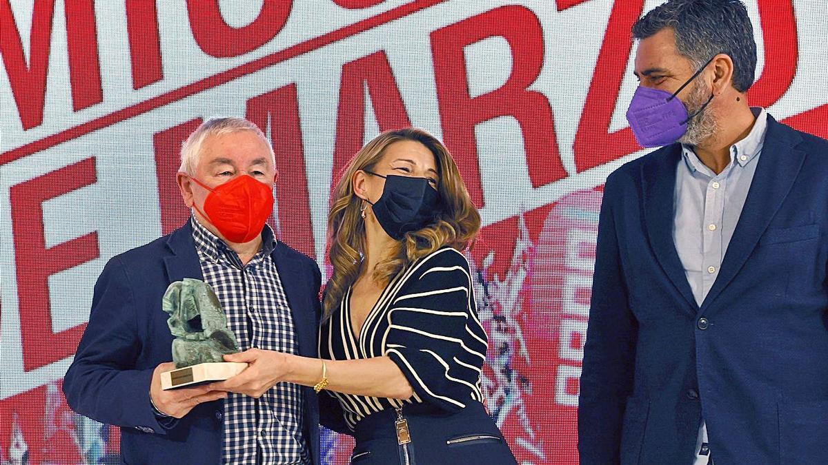 Yolanda Díaz recoge el premio acompañada de su padre, Suso Díaz, exsindicalista.   | // LAVANDEIRA JR