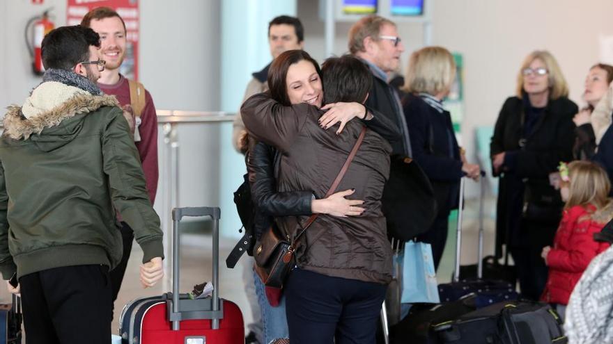 Abrazos en el aeropuerto de Peinador. // Marta G. Brea