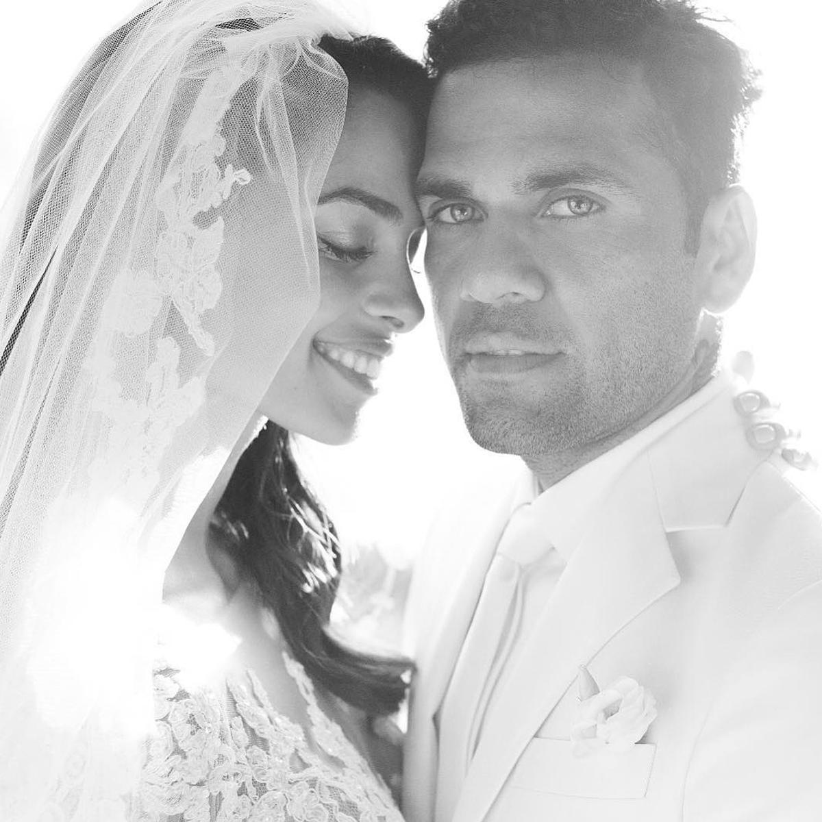 La modelo compartió las fotos de su boda con Alves en sus redes sociales