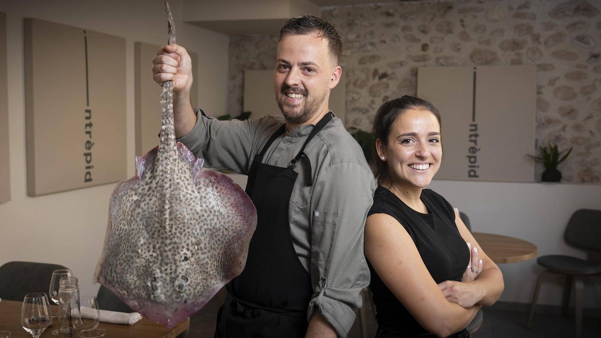 Ignasi Pérez, con una raya, y Alba Costa, en el restaurante Intrèpid. Ignasi Pérez, con una raya, y Alba Costa, en el restaurante Intrèpid.
