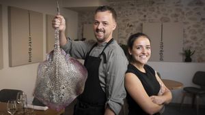 Ignasi Pérez, con una raya, y Alba Costa, en el restaurante Intrèpid.