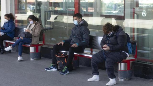 Pasajeros en una estación en Madrid.
