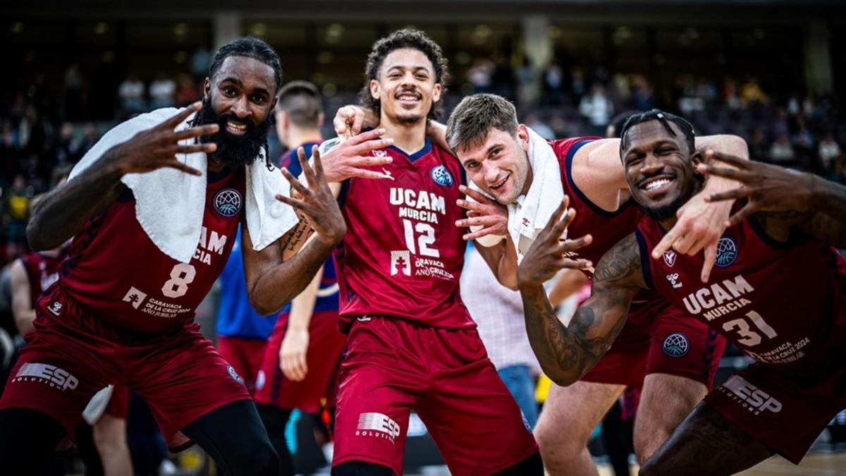 Sant-Roos, Radebaugh,
Sleva y Ennis celebran
la clasificación. fiba champions league | FIBA CHAMPIONS LEAGUE