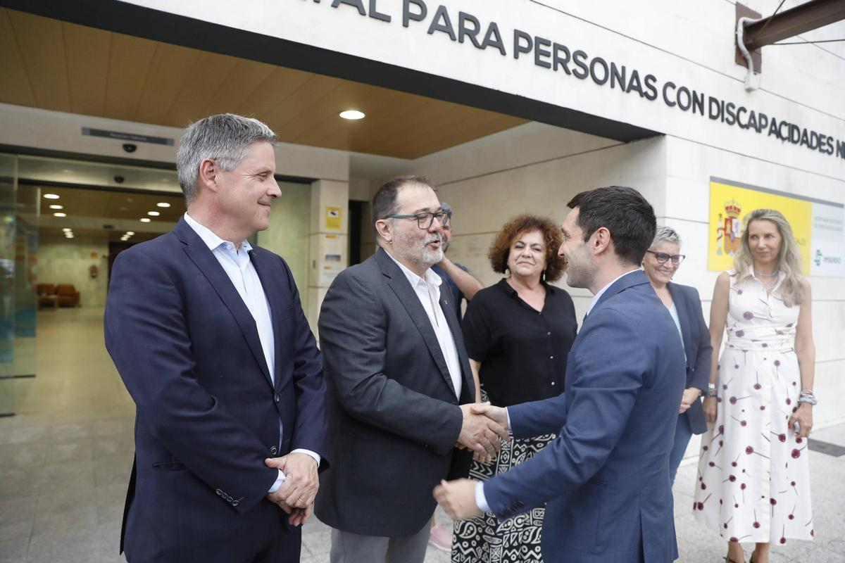 Bustinduy saluda al alcalde de Langreo en presencia de Enrique Nuño, director general de Promoción de la Autonomía Personal y Atención a Mayores, Marta del Arco, Concepción Saavedra y María Teresa Gutiérrez, gerente del Credine