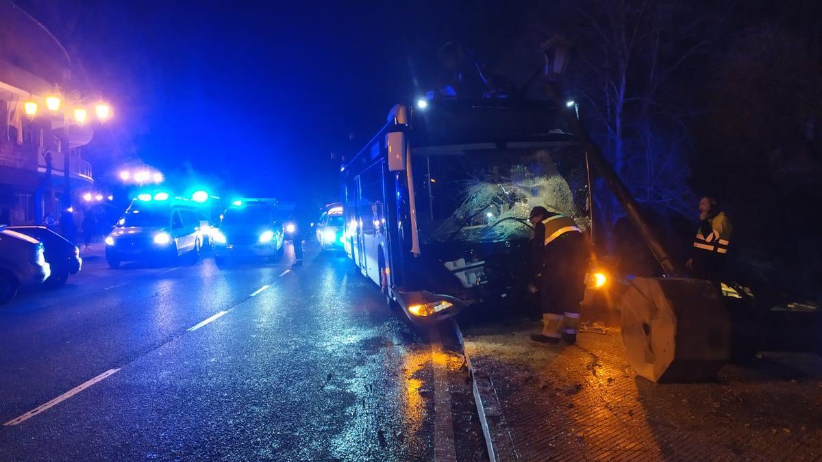 EN IMÁGENES: Siete heridos al chocar un autobús urbano de Oviedo por el ...