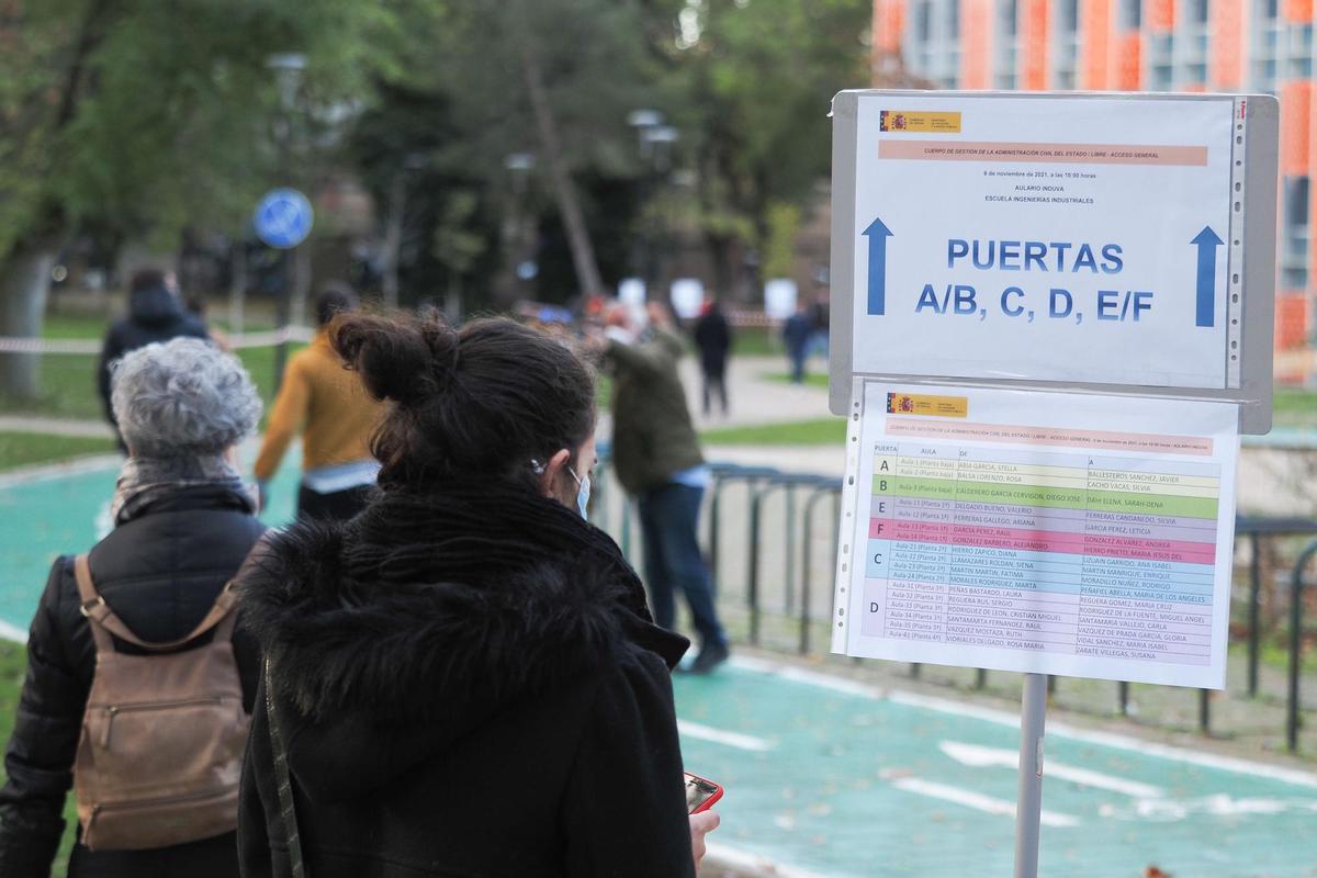 Gairebé 100.000 opositors s’examinen per arribar a una de les 6.739 vacants de l’administració pública