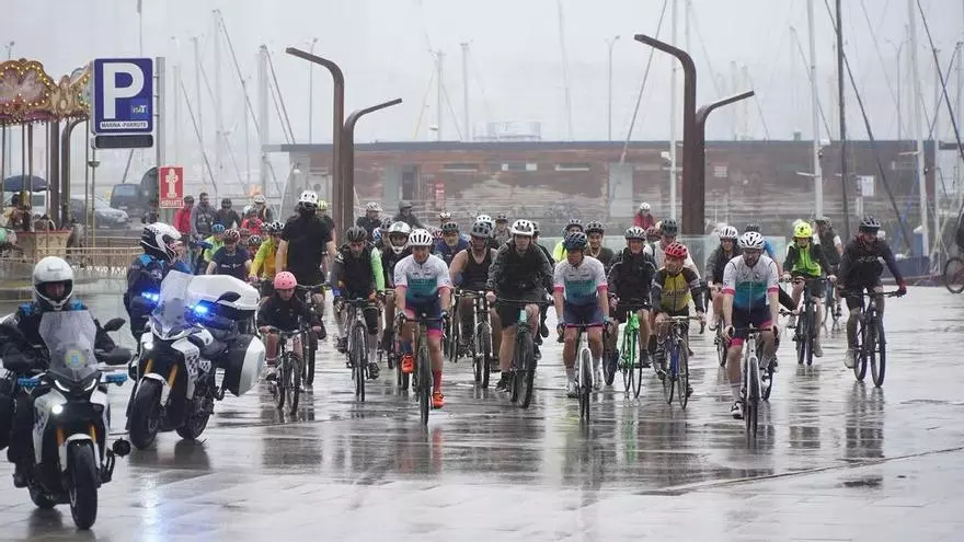 A Coruña celebra el Día de la Bicicleta con una marcha familiar solidaria pasada por agua