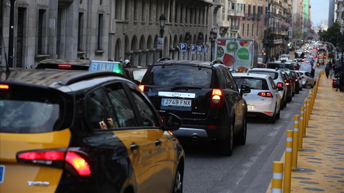Colapso de coches, la mañana del lunes, en Via Laietana