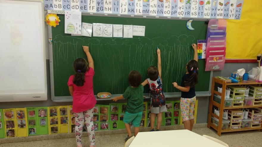 San Vicente destina 20.000 euros a la adquisición de material escolar para familias vulnerables