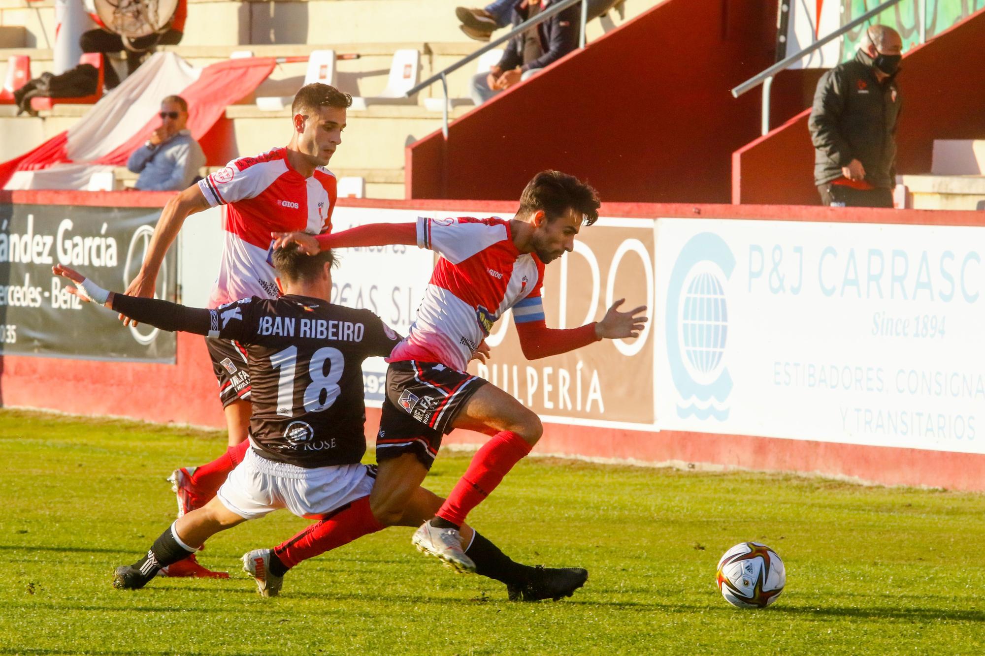 Las imágenes de la victoria del Arosa ante el Salamanca (1-0)