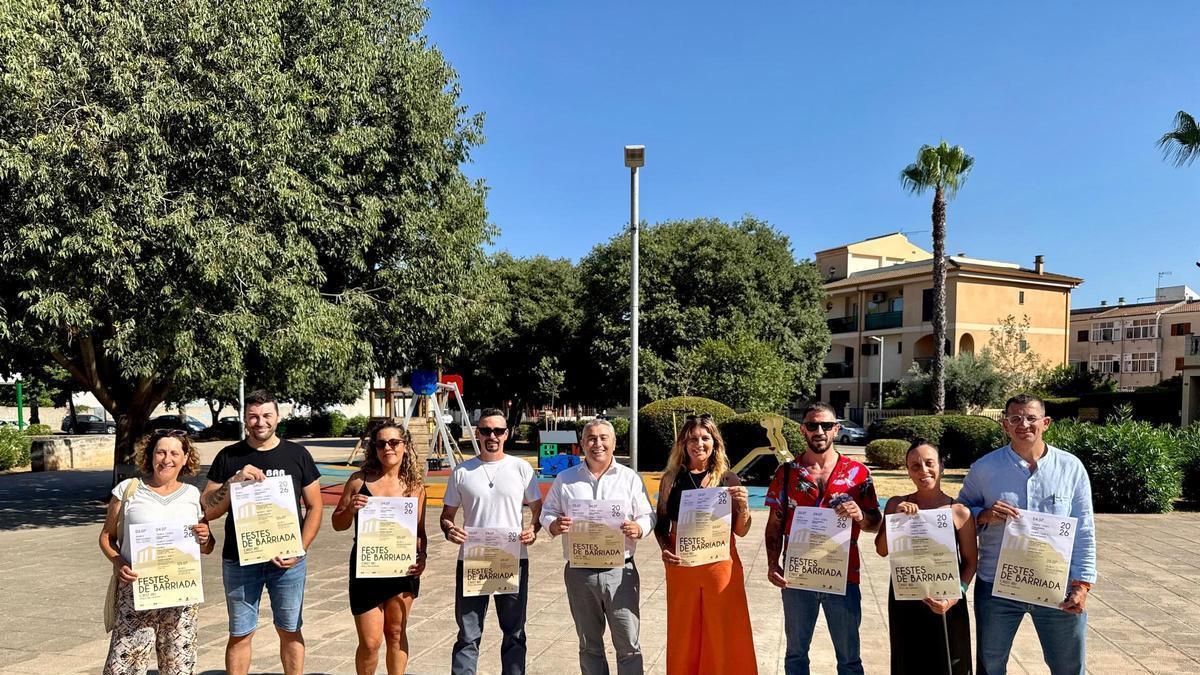 Autoridades y representantes vecinales sostienen el cartel de fiestas de Crist Rei.
