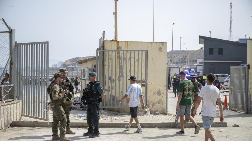 A PIE DE CALLE | La policía lleva a migrantes hasta la frontera