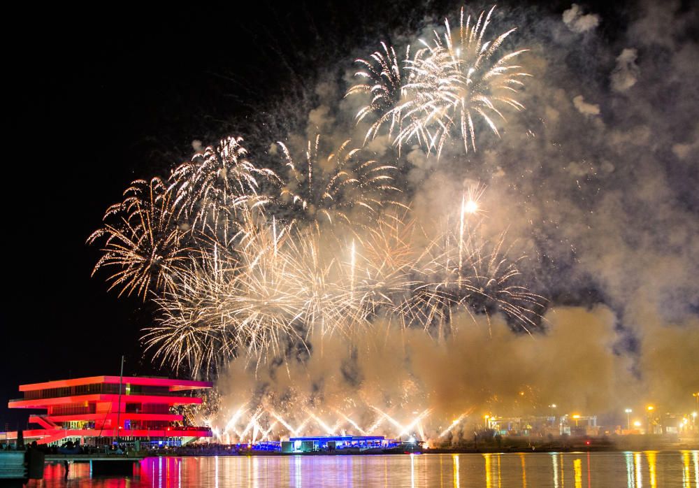 Una de los actos mas masivos de la Gran Fira 2017  fue el castillo piromusical que Ricardo Caballer disparó en el estreno de la "Nit a la Mar". Fueron 19 minutos de fuegos de artificio  con todo tipo de efectos y colores que hicieron las delicias de los miles de valencianos que se acercaron a La Marina.