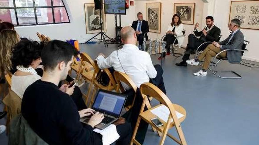 Héctor Jareño, sentado en primera fila, atiende a la presentación de Gijón Fashion Business Meeting en el Museo Barjola.