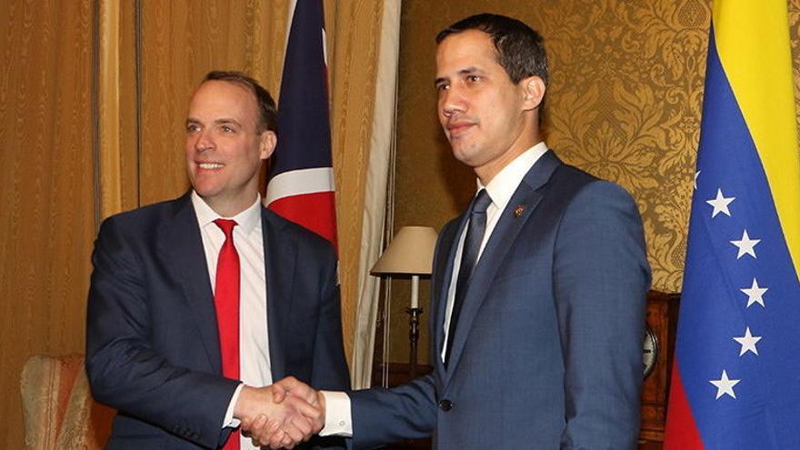 Juan Guaidó con el ministro de Exteriores británico, Dominic Raab.