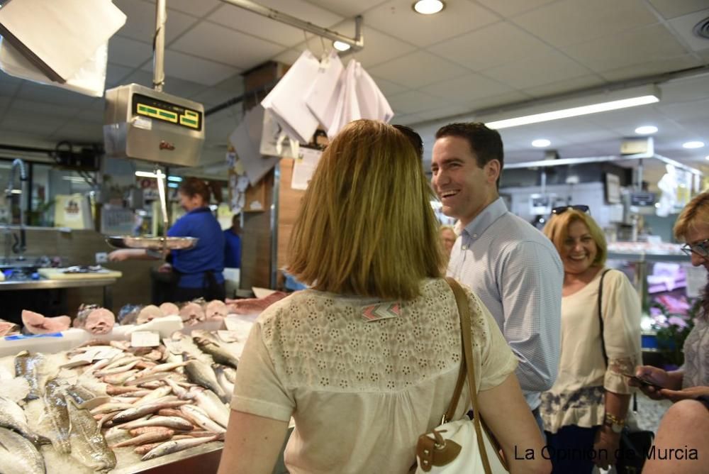 Teodoro García pidiendo el voto en el mercado Saav