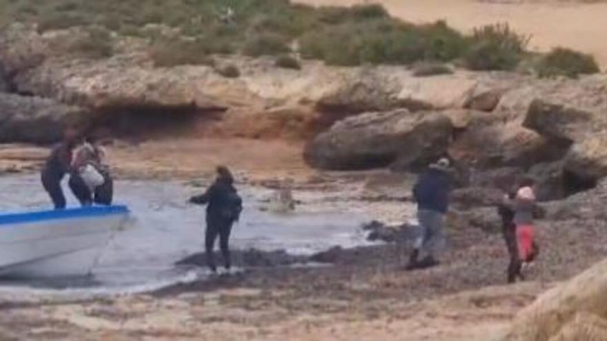 Graban el espectacular desembarco de migrantes desde una patera en la Colònia de Sant Jordi