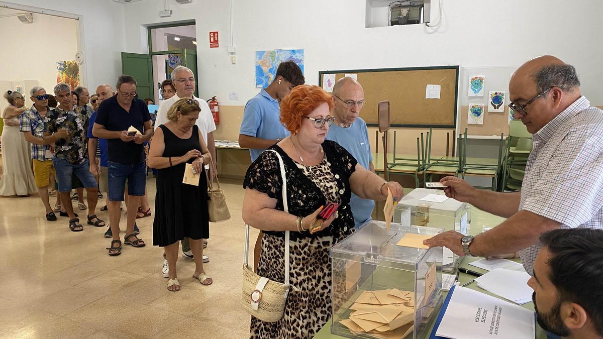 Votación en un colegio electoral de Elche durante el 23J